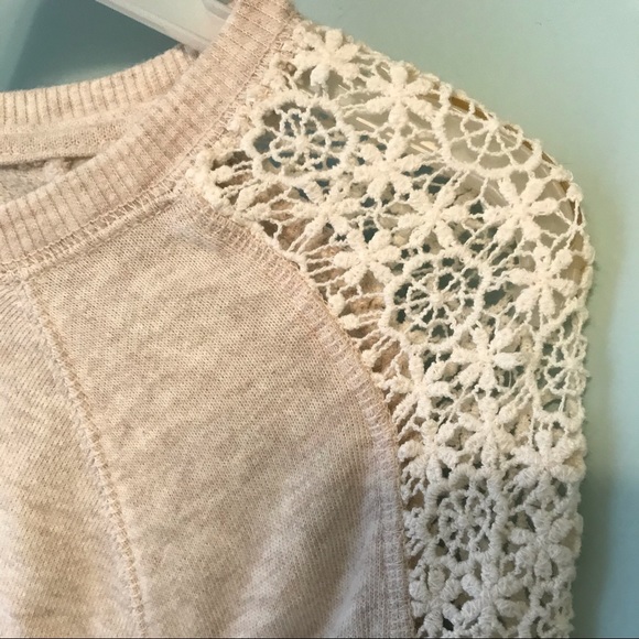 Cute top with flower lace 3/4 sleeves - Picture 3 of 5